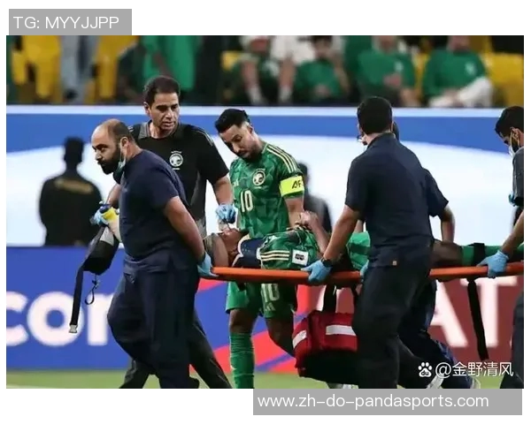 国足球星遭拦截引发热议 赛场意外瞬间引发众多讨论